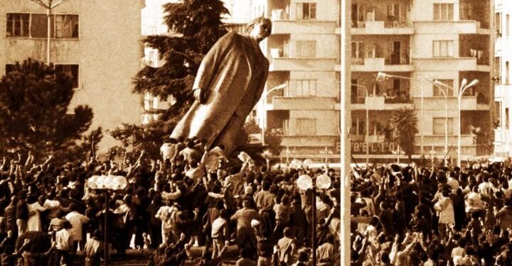 Prapaskenat “b.ombë”: Ja si Ramiz Alia rrëzoi bustin e Enverit! Takimi me besnikët më 20 shkurt dhe infiltrimi i Berishës