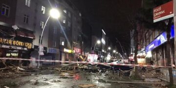 Stuhi e fortë godet Stambollin, pemë të thyera e çati të shkatërruara në rrugët e qytetit