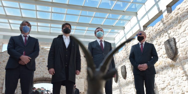 Hipokrizia ka emër!