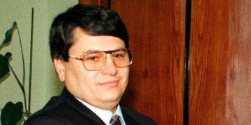 Fjalimi i rrallë i Bashkim Finos sapo u bë kryeministër në ‘97: Të gjithë bashkërisht mund ta bëjmë Shqipërinë