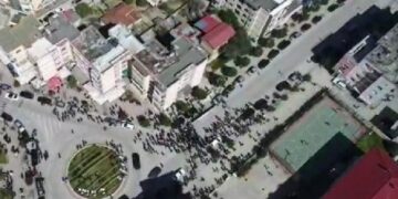 VIDEO me dron, ja sa njerëz kishte Basha në Fier kur hipi në ‘podiumin’ 100 mijë eurosh!