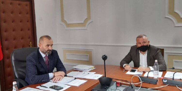 Kuvendi ‘dush të ftohtë’ KLGJ dhe KLP-së: Po mbrojnë ‘shokët’ e Enkelejda Hoxhës në drejtësi