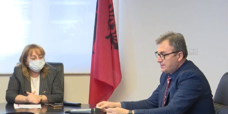 Pse nuk u vaksinua Bashkim Fino? Brataj: Nuk i kishte ardhur radha! Rakacolli: Askund nuk ka vaksina sa ka njerëz