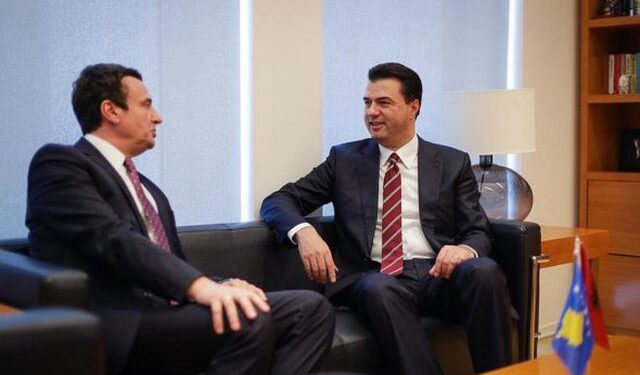 Video epike e Albin Kurtit nga Gjirokastra, ngatërron Lulzim Bashën me Nard Ndokën