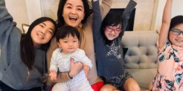 Ambasadorja Yuri Kim publikon FOTON e rrallë, prezanton për herë të parë me mbesat e saj dhe ka një mesazh të fuqishëm