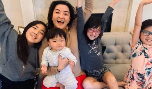 Ambasadorja Yuri Kim publikon FOTON e rrallë, prezanton për herë të parë me mbesat e saj dhe ka një mesazh të fuqishëm