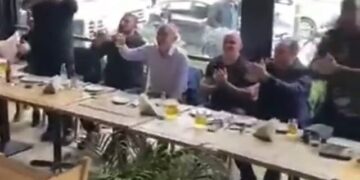 Video/ Vendi ‘zien’ nga situata parazgjedhore: Meta “e djeg” me tifozat e Tiranës, shtrohet me birra