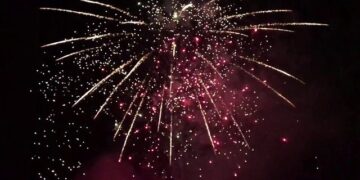 VIDEO/ Elbasani dhuron spektakël fishekzjarrësh për Ditën Verës, por qytetarët në karantinë dhe orë policore