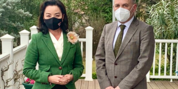Tom Doshi zyrtarisht kandidat për deputet pas miratimit të listës nga KQZ, reagon menjëherë ambasadorja Yuri Kim dhe jep mesazhin e fortë