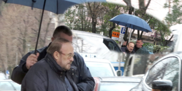 I shoqëruar me truprojë dhe me makinë super të shtrenjtë, ish kryeministri Fatos Nano nuk heq dorë nga luksi