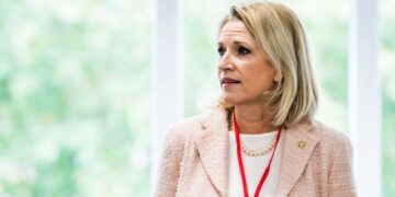 “Lamtumirë shok i kohërave të vjetra”! Mimi Kodheli reagon e trishtuar për vdekjen e parakohshme të Bashkim Finos, kujton kohën e fakultetit me të dhe publikon foton rrallë