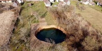 Shihni çfarë ka ndodhur pas tërmetit vdekjeprurës! Banorët shokohen nga pamjet e gropave gjigande