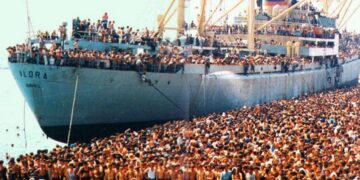 “Një ndër to isha edhe unë”! Ish-ministri kujton eksodin me anije drejt Italisë: Përtej vuajtjes që përjetuam mundëm të…