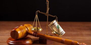 Çudira të drejtësisë! 27 emra me mbi 5 miliardë lekë pasuri hapin zyra juridike: Të ngelurit në veting me pasuri sheikësh i futen avokatisë,
