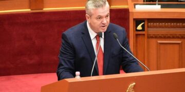 “Ish-sigurimsa, me pseudonime qukapiku, çakmaku…”, shpërthen i revoltuar në Kuvend Myslim Murrizi dhe nuk lë gjë pa nxjerrë: Këtu kam një dosje!