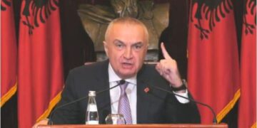 Çfarë paftyrësie! Ndërsa qëlloi policët Meta humbë toruan, i shqetësuar për prekjen e reporteres pa maskë: “Akte të turpshme, ku kryeministri prek fizikisht gazetaren”! Populli të bëhet gati