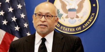 Sherri në Elbasan dhe përplasja e Ilir Metës me policët / Ish-ambasadori amerikan Arvizu del me mesazhin e fuqishëm për politikanët shqiptarë