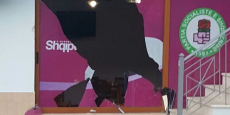 Nxehet keq fushata! Incident i rëndë në Fier, dëmtohen zyrat elektorale të PS dhe PDIU