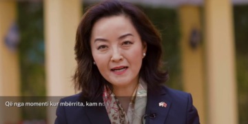 “Shqipëria është e veçantë”! Ambasadorja Yuri Kim del me mesazhin e fuqishëm dhe bën premtimin e madh për vendin tonë (Video)