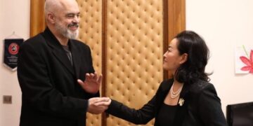 Qeveria reagon për deklaratat e Yuri Kim: Thirrjet e ambasadores nuk janë për ne, Tom Doshi nuk është aleat i PS