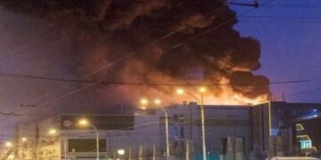 E rëndë në mbikalimin e Kamzës! U përfshi nga zjarri magazina e një qendre tregtare: Ende mister fati i rojës së sigurimit, 30-vjeçari shkoi të shpëtonte punonjësit