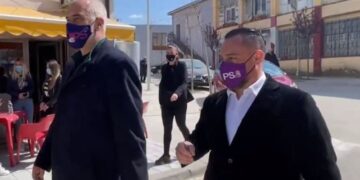 “Sa e kam prit këtë ditë, u bëfsh 100-vjeç”! Rama surprizohet në Shijak, takon fansen e tij më të madhe: Je më i mirë se Luli (Video)