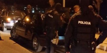 Çfarë po ndodh? ‘Blindohet’ Lushnja, FNSH-ja nis aksionin, kontrolle në makina e banesa për…