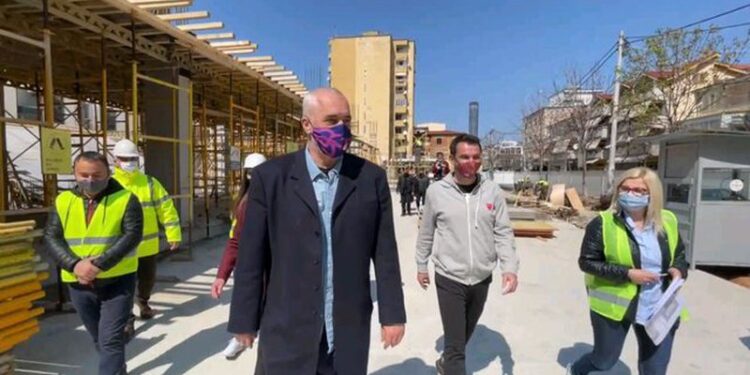 “Shkolla e Ilirit dhe e Fatosit”! Surprizohet kryeministri Rama, shkëmben batutat epike me Veliajn: Zemra lëri këto tani, shyqyr që na doli një Lul që punon!