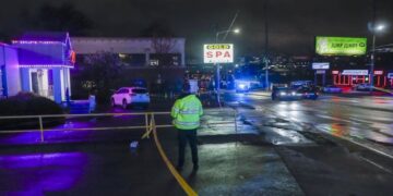 Tronditëse! Të shtëna me armë zjarri në tre qendra masazhi në SHBA, raportohet për 8 persona të v.rarë: Zbardhen dyshimet e para të Policisë