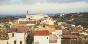 Politika për shpëtimin e botës rurale: Njerëzit nxitojnë të blejnë shtëpi të lira italiane