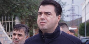 E tallën e bënë leckë, tani Lulzim Basha lëpin atë që kishte pështyrë: Si e mundën ca “anonimë”