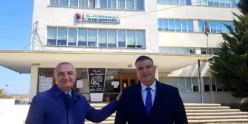 Meta nuk ka frikë, Meta është trim! Mburrje qesharake nga Korça me lehsin Blushi: Nuk dua truproje, vetëm shoferin se nuk i jap makinës…jam i zënë me punë rrugës