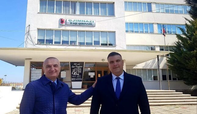 Meta nuk ka frikë, Meta është trim! Mburrje qesharake nga Korça me lehsin Blushi: Nuk dua truproje, vetëm shoferin se nuk i jap makinës…jam i zënë me punë rrugës