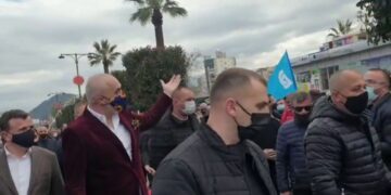 U përfshi në sherr, ish-deputeti i PD në Elbasan, mesazh Ramës: Ç’ke mor burrë, pse kërkon të fitosh prap?! Mos e ço vendin në luftë…dëgjove?