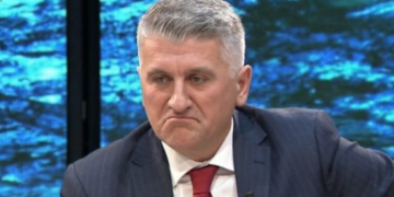 Kandidati i PS-së thirrje publike Agron Gjekmarakajt: Fshije statusin, se është turp o profesor, që do shkollë me parking nëntoksor!