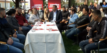 “Rikthim në rekordet e Lenka Çukos për qumështin e drithin”! Kryemadhi në proces infektimi masiv pa maska në Lushnje: Do e kthejmë qytetin në hambarin e madh që ka qenë dikur!