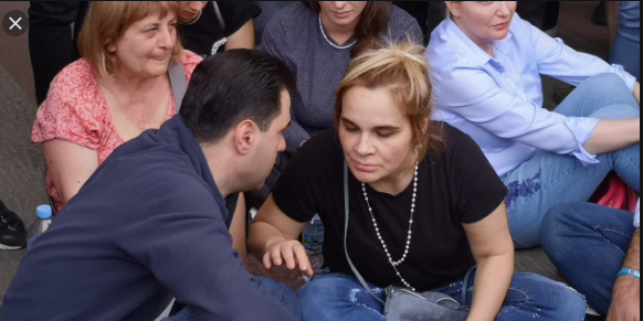 Pse mungove në ‘dasmën’ e PD, jeni përçarë? Kryemadhi: Sot ishte darka e dajave, vijnë me viça e tollumbace. Basha të pyesë çifutët që ka për ftesën