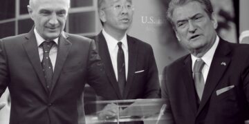 “I kapi për veshi amerikanët”! Kreshnik Spahiu nxjerr foton e Metës me Yuri Kim që po qarkullon me shpejtësi
