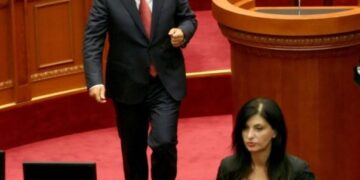 Dhuna e presidentit mbi policinë në selinë e FRD, Topalli: Si na rrethoi me tanke e ushtri Ilir Meta po në atë godinë?!