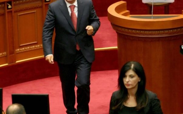 Dhuna e presidentit mbi policinë në selinë e FRD, Topalli: Si na rrethoi me tanke e ushtri Ilir Meta po në atë godinë?!