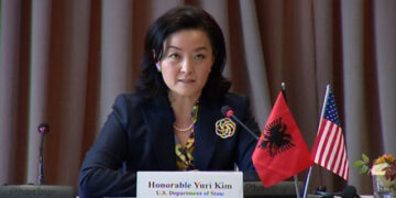 Apeli i fundit i ambasadores amerikane, Kim: Shqiptarët duan lista të pastra, do kuptojmë nëse liderët e kanë kuptuar mesazhin e SHBA