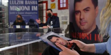 Libri i Lulzim Bashës tregon dramën reale të PD, Lulit i’a kalon edhe Monika Kryemadhi