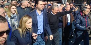 PENDESA/ “Ahh…s’të dëgjova gjyshi i madh”, mes sinqeritetit dhe teatralitetit: Pranohet gafa e djegies së mandateve