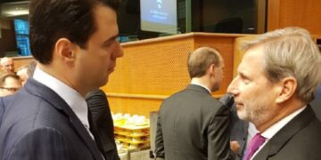 Basha nxin Shqipërinë tek komisioneri i lartë i BE: Shqipëria ka ngelur në vend, nuk është gati për koferencën ndërqeveritare