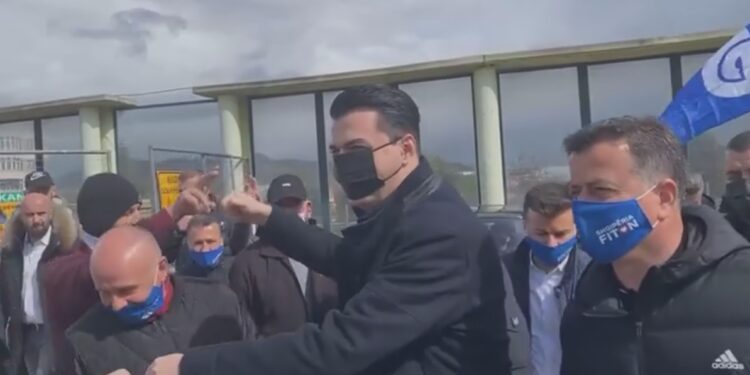 VIDEO/ Basha e merr fushatën seriozisht: Vendin e kanë qeverisur mafiozët, tenderat po i vjedhin kushurinjtë e deputetëve Fidel Ylli dhe Sadri Abazi