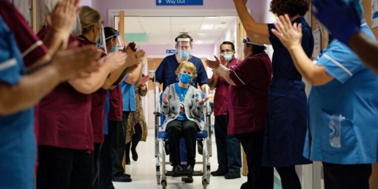 Britania shënon suksesin historik, gjysma e popullsisë e vaksinuar