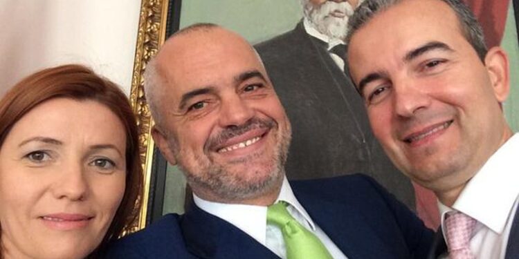 “Ujë e drita 24 orë…”, po askush nuk premton tendera pa garë ku vidhen shqiptarët: Celibashi 1 milion $ kompanisë holandeze