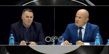 REPLIKAT/ Degjeneron debati në studio, ish themeluesi-kandidatit të PD: Ti s’më arrin dot as te ai vendi mua