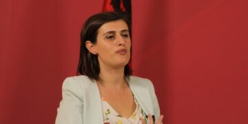 Fati i “pafjalë” i Saranda Bogujevcit: Nga fëmijë me 16 plumba në trup, te nënkryetare e Kuvendit të Kosovës