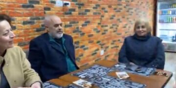 VIDEO/ Rama ulet të hajë pica në Krujë dhe bënë humor me stafin: Unë do marë 12 ti …8-tën!  Kush është 8 more, Kujtim Gjuzi?
